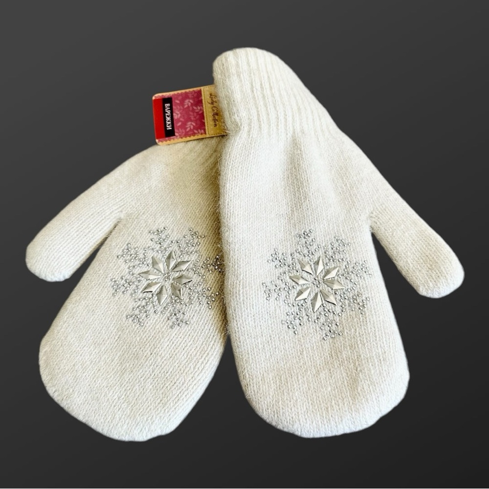NWT - Embellished Sparkling Snowflake Plush Lined Gloves